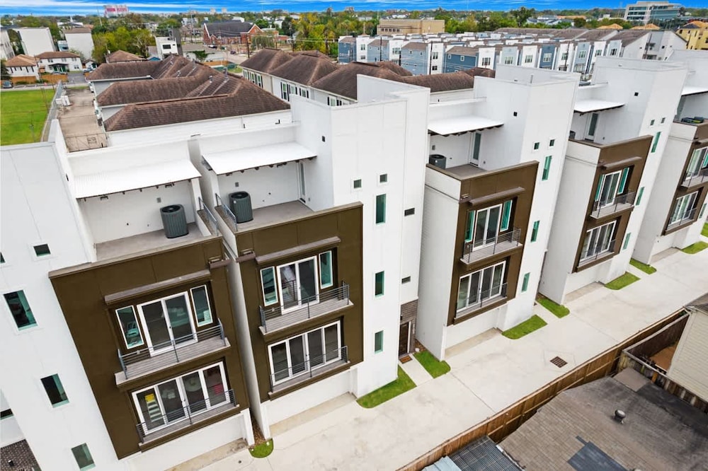 Perfect Houston Group Stay for 12 With 6 Beds 6 Baths