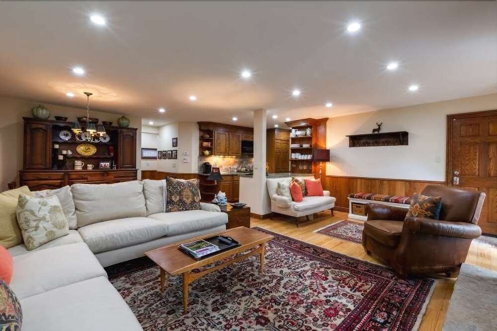 Texas Townhome Condos - 3 Minutes Walk to Gondola by RedAwning view 3