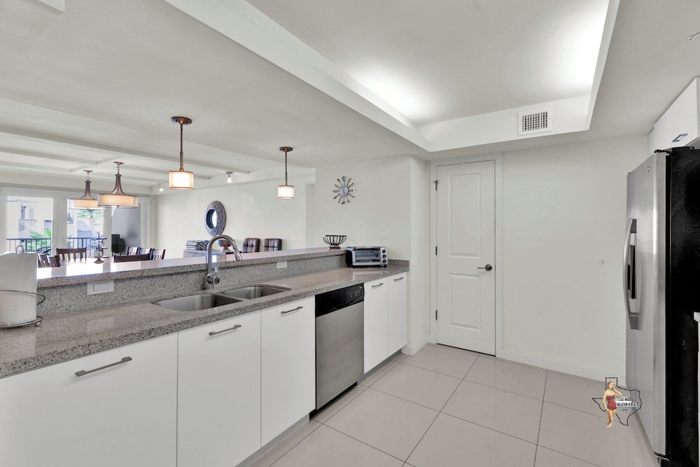 Bahia Mar-Solare Beachfront & Two Pools