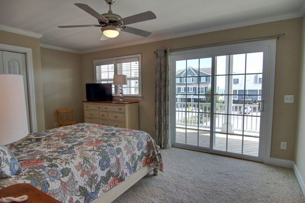 Welcome  4 Bedroom Home by RedAwning view 4
