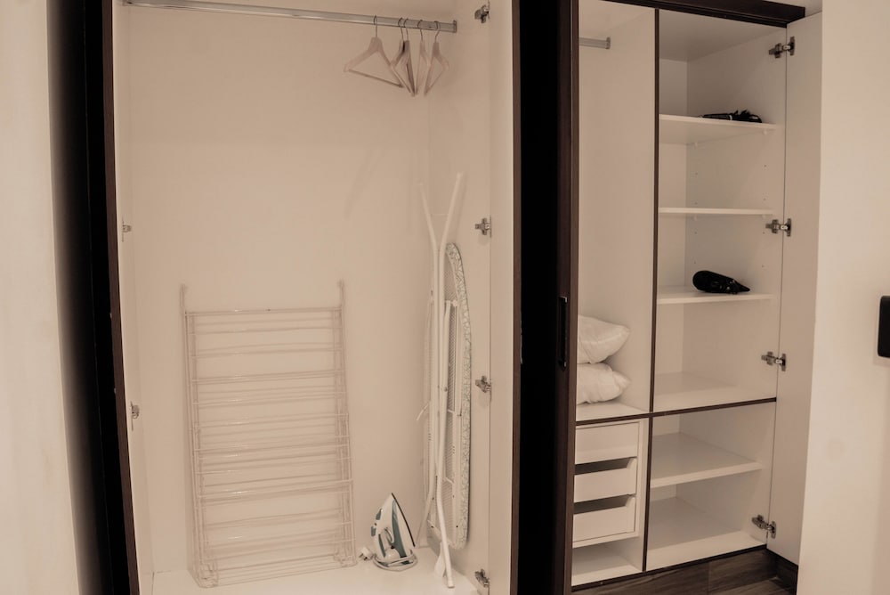 Cozy 1BR With Canal Views Full Amenities