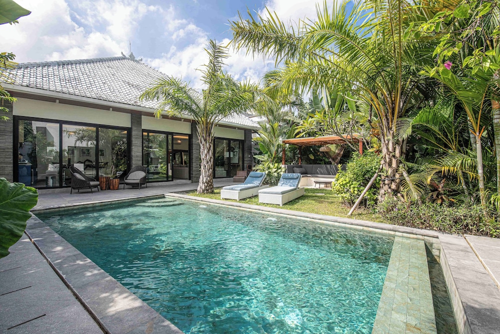 Elegant 3BR Retreat Stylish Modern Villa Seminyak
