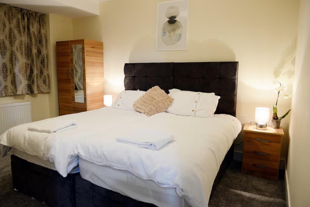 Family- Near Lcy Airport- Sleeps 6- Parking- Wi-fi