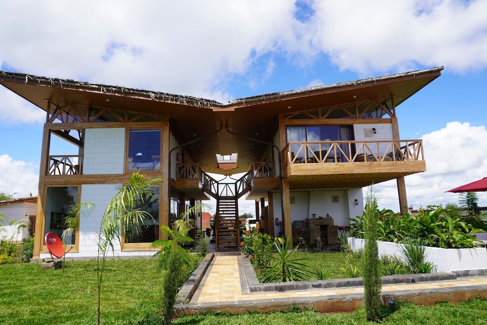 Moyoni Africa Lodge & Tours