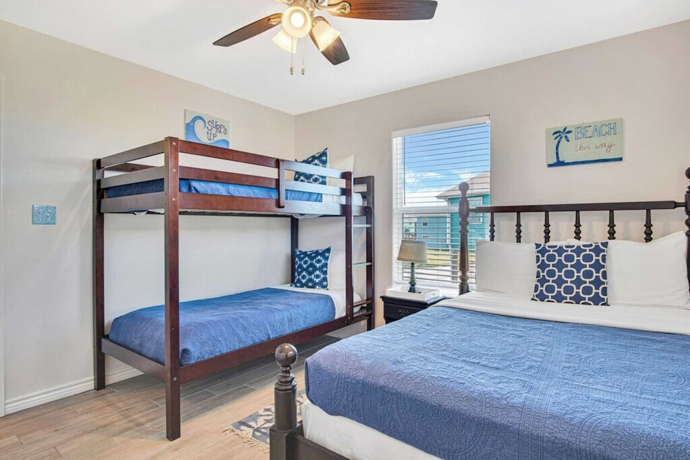 Purple Parrot by Avantstay Heated Pool, Beach Access & Central Port A Location