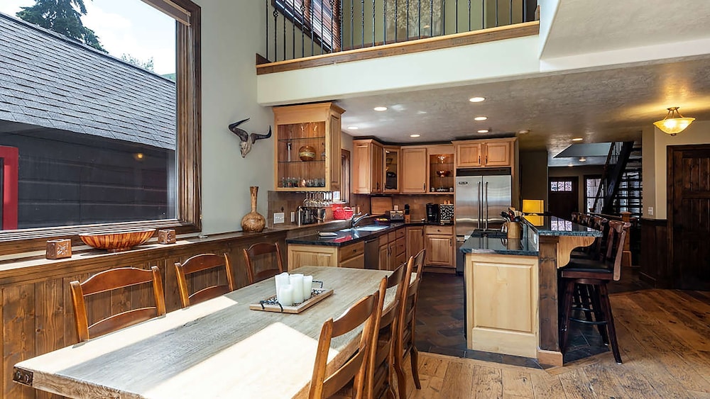 Red Hawk by Avantstay Charming Cabin w Theatre Spa 5mins to Deer Valley Mtn