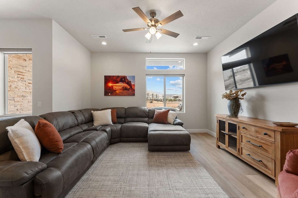 Canyon Country Oasis 6 Bedroom Townhouse