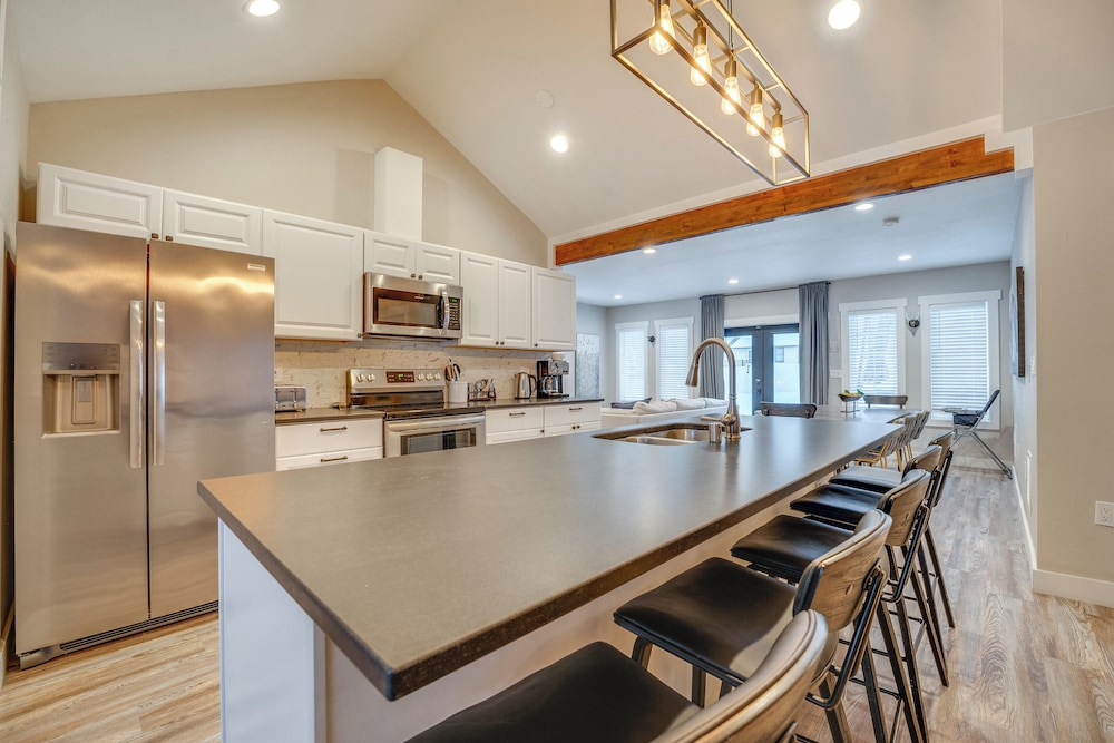 2 Blocks to Downton Chelan: Home w/ Hot Tub!