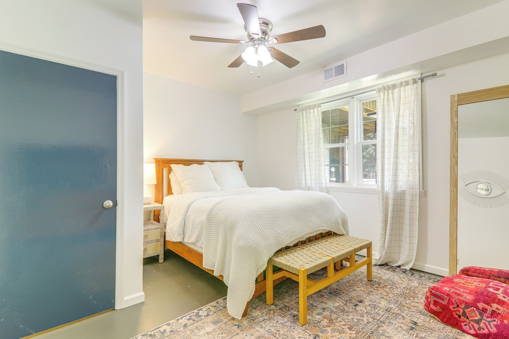 4 Mi to Uga: Bright & Airy Athens Apartment!