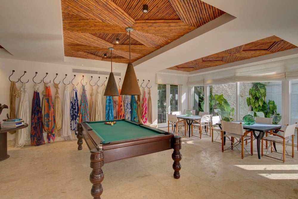 6 BR Beachfront Lush Oasis