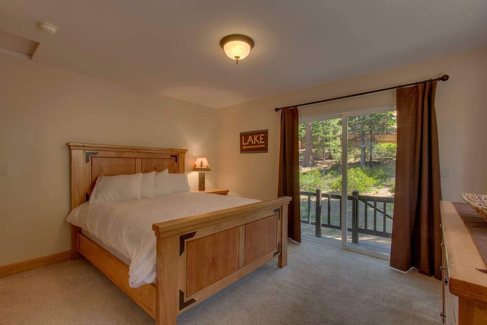 Prima Del Norte - Hot Tub, Pool Table, Arcade Game! view 2