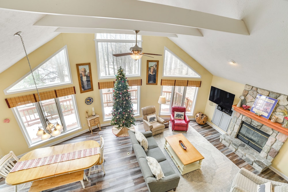 4 Mi to Lake Bellaire: Home w/ Deck & Pool Access!