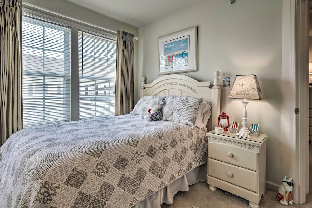 Stylish Long Neck Townhome w/ Rooftop Patio! view 5