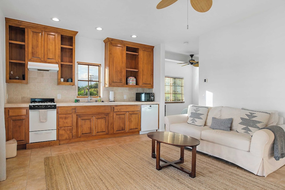 Wellsona Vineyard Retreat + Pool, Hot Tub, Views Main Home + Guest Home
