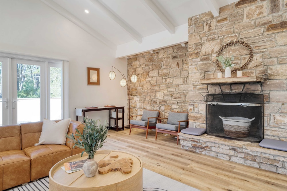 Sunridge Lookout by Avantstay Big Backyard Oasis + Patio, Central Location