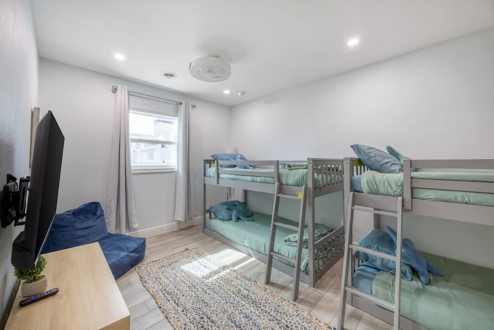 Fun Family-friendly Largo Home Heated Pool