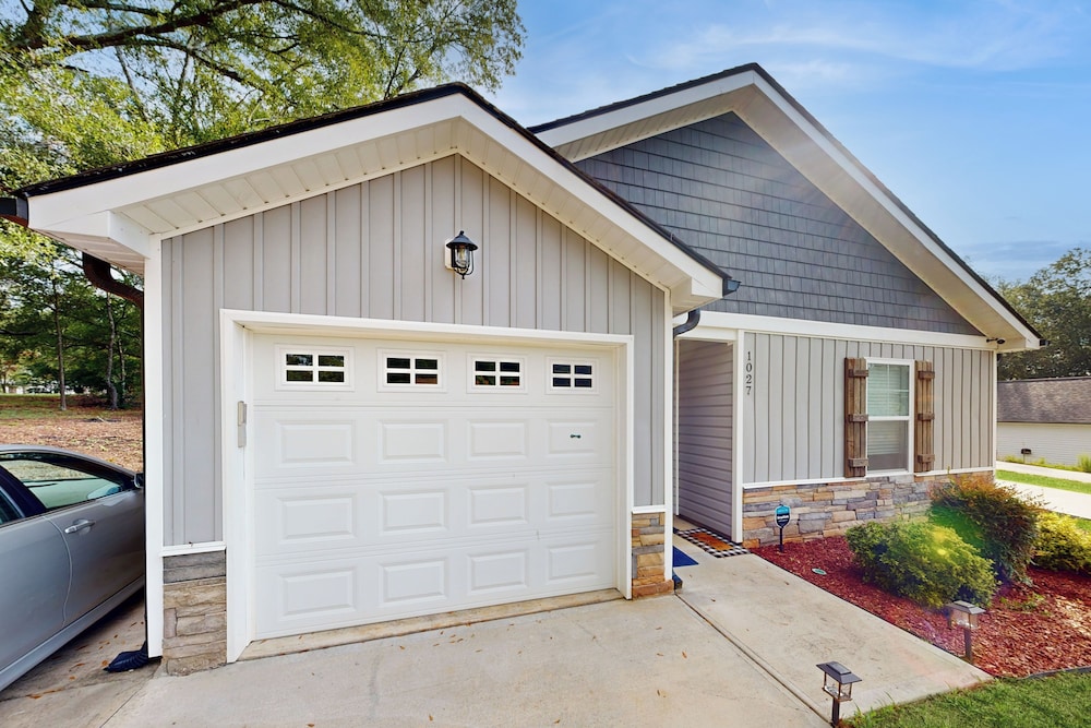 3BR Charming, Dog Friendly Home w/ Fire Pit!
