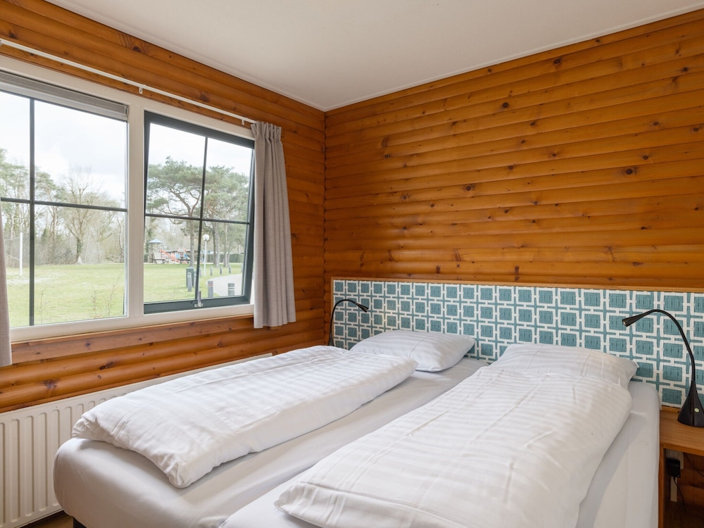Wooden Bungalow With Dishwasher, 3 km. van Putten view 3
