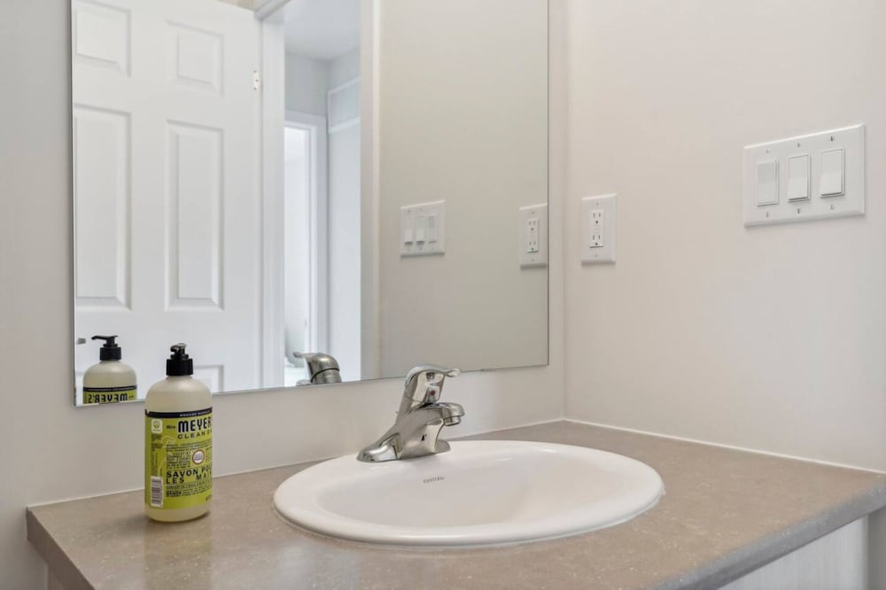 A Brand New 4BR Townhouse in Thorold Retreat