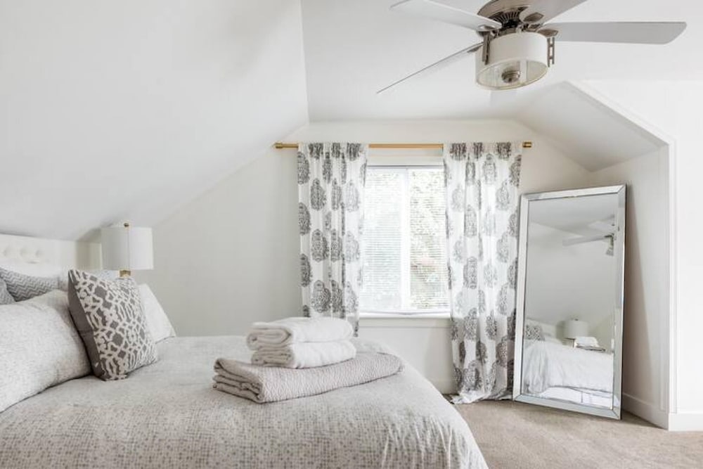 Gorgeous Bungalow With a Backyard Deck - Image 5