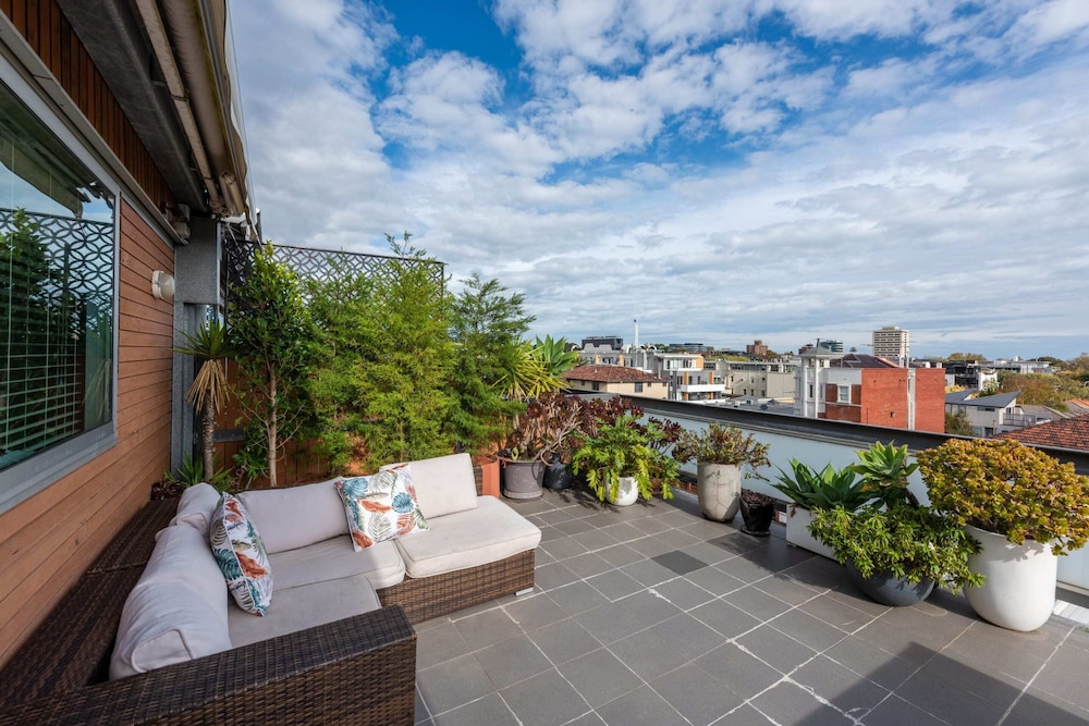 Beautiful 1-bed in St Kilda w/ Parking & Terrace