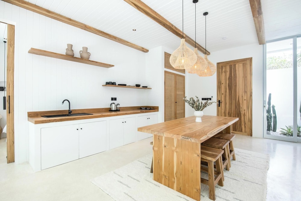 Chic 2BR Villa, 5min to Bingin's Coastal Bliss