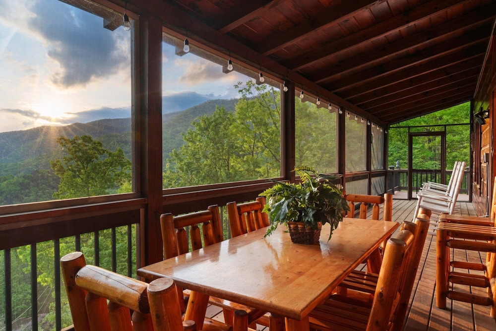 Breathtaking Hideaway 5 Bedroom Cabin