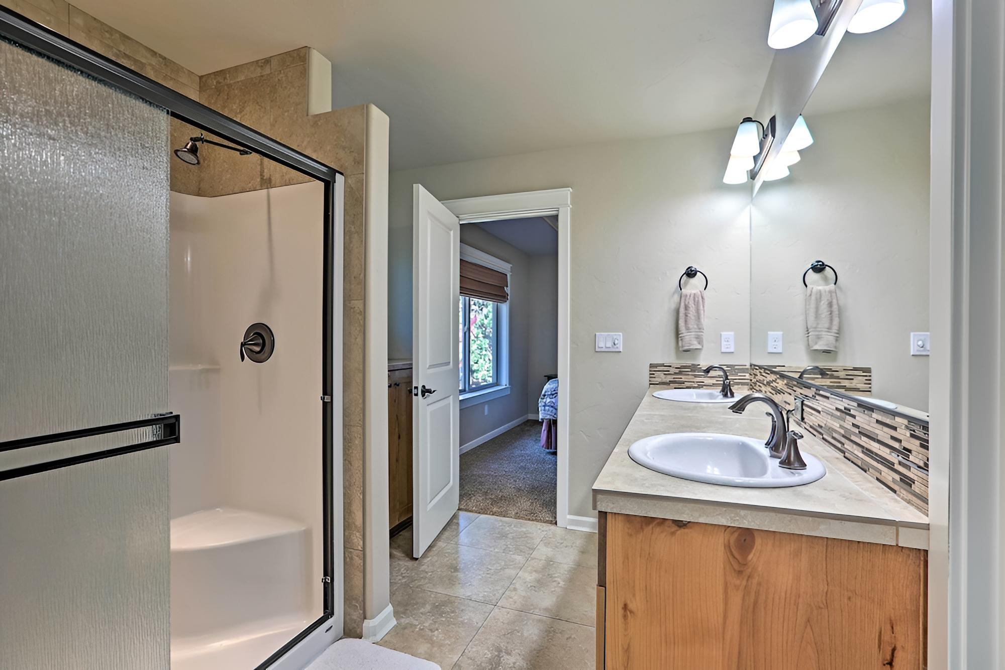 West Bend Gem ~ 1 Mi to Drake Park & Downtown view 2