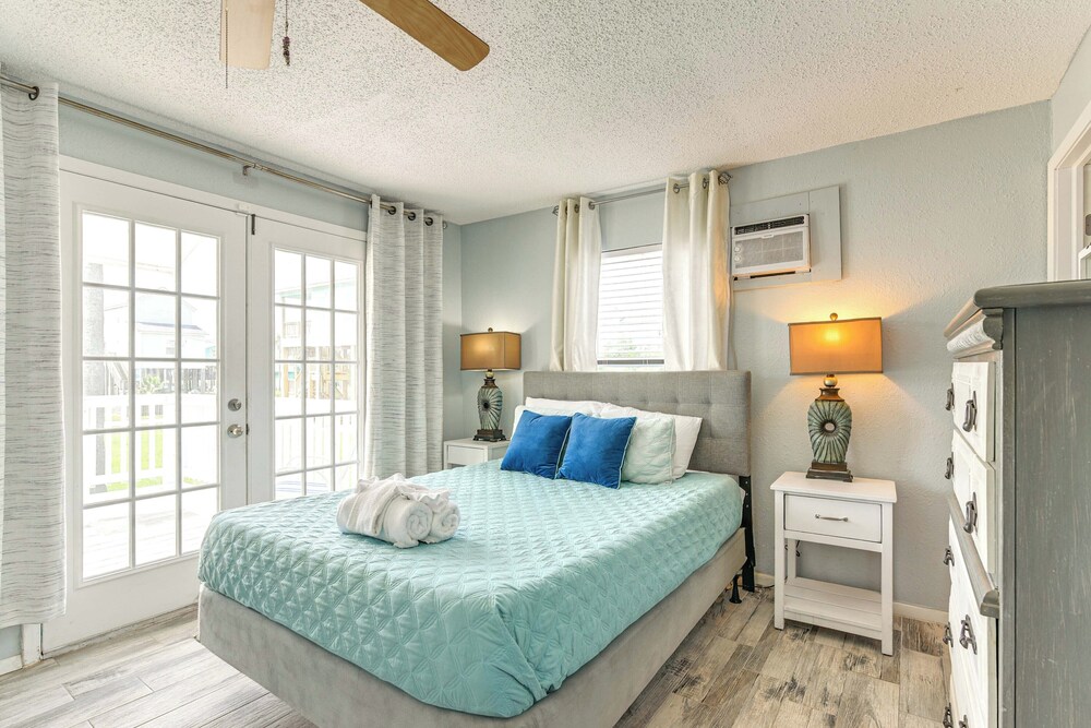 Walk to Beach: Galveston Family Getaway w/ Patio