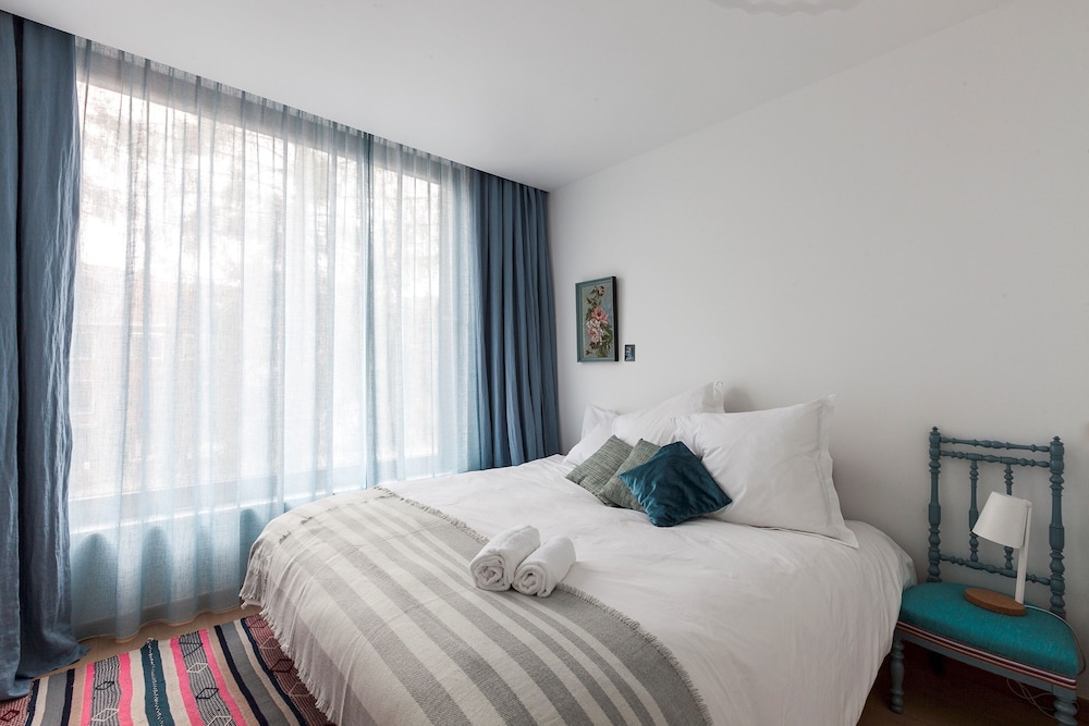 Unit 4 - Spacious Smart Home Triplex Private Garden & Parking view 5