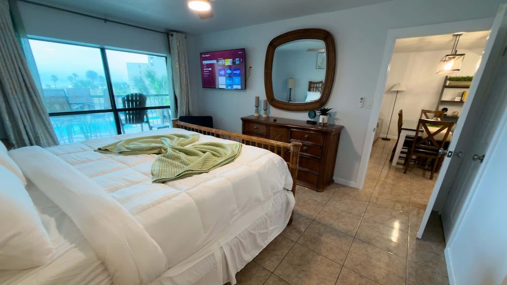 Sleeps 10 Direct Beach Heated Pool 3 Bedroom Apts