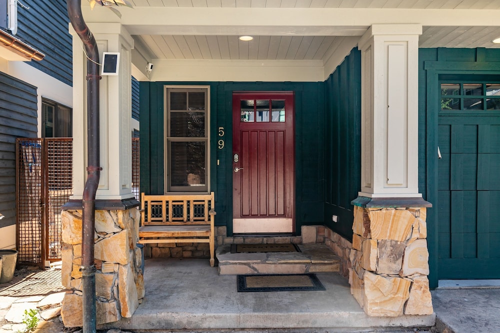 Red Hawk by Avantstay Charming Cabin w Theatre Spa 5mins to Deer Valley Mtn