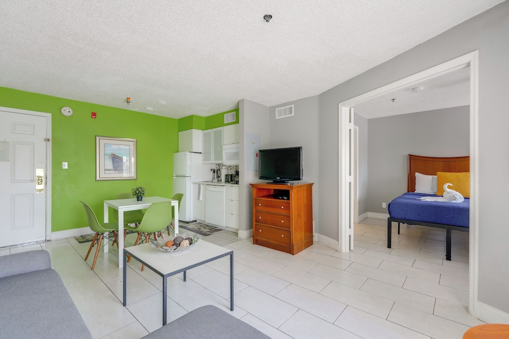 2 Mi to Disney & Old Town: Resort Condo w/ Perks