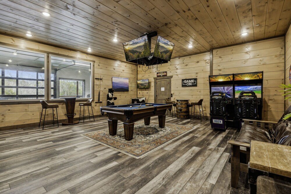 Grand Splash Lodge 6 Bedroom Cabin
