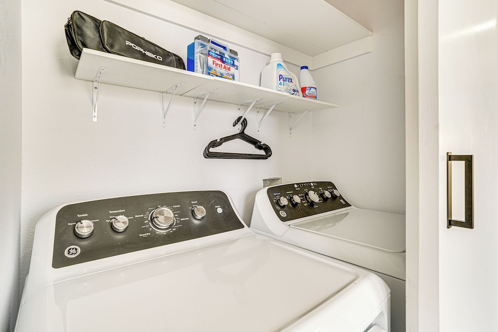 Walk to Lake: Modern Pet-friendly Home in Granbury