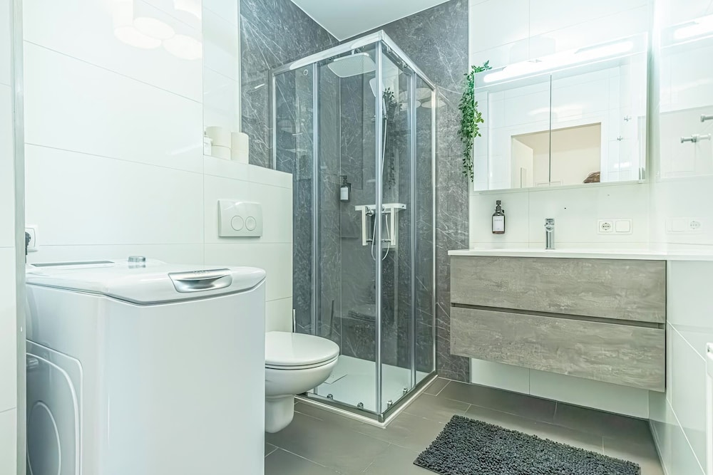 Comfortable 1BR 1LR City Center Apt