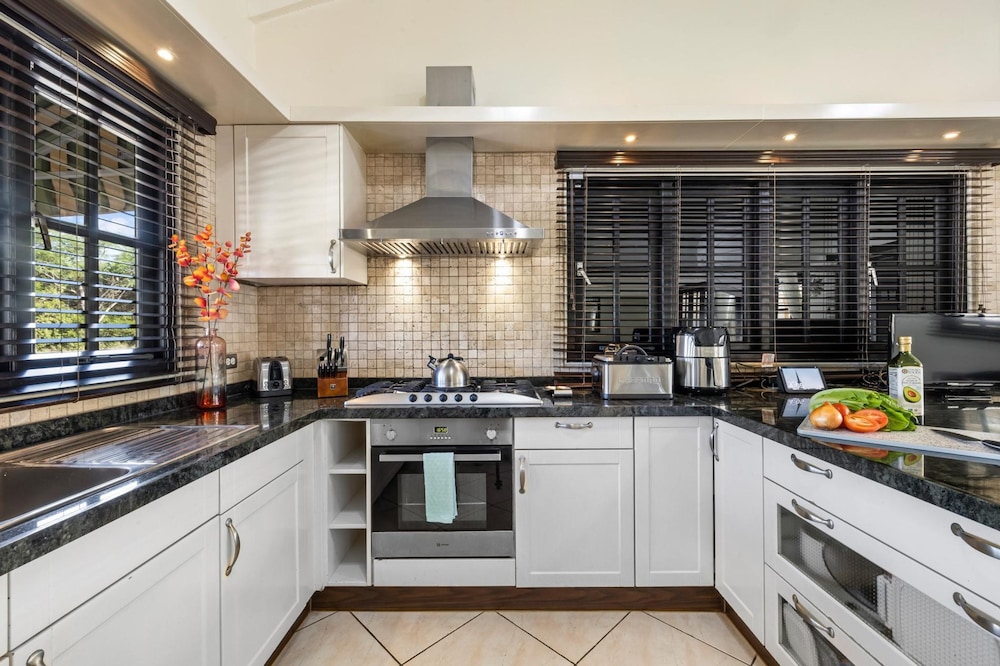 Luxurious Haven in the Heart of the Island Pool