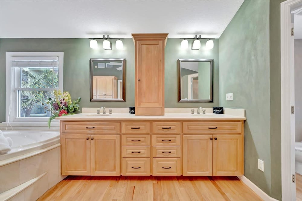 Stones Throw Beachfront Premier Suite 4 Views
