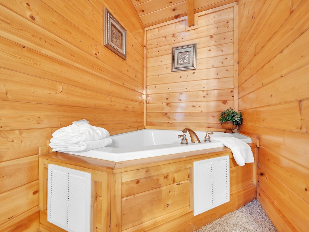Ern860 - Cozy Bear Overlook 4 Bedroom Cabin