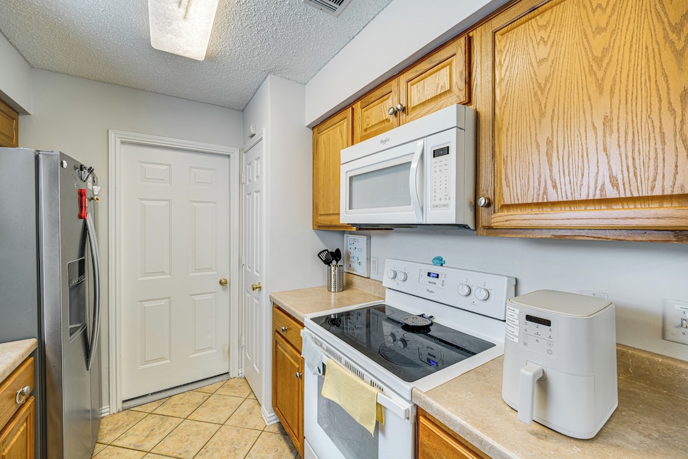 1 Mi to Denton Square: Family Home w/ Fenced Yard!
