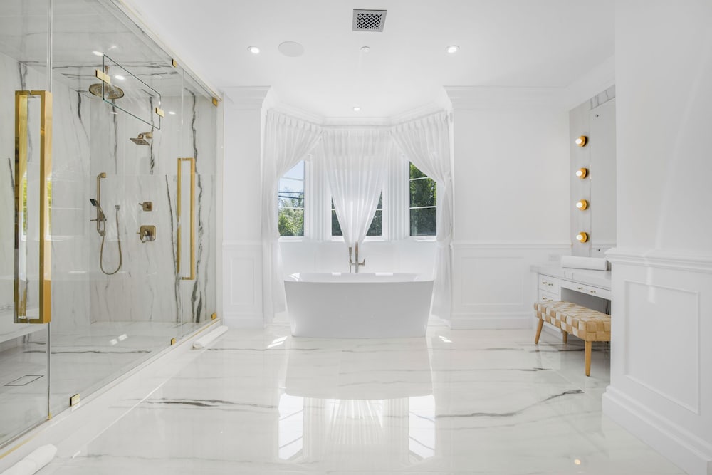 Spaulding Ave Farmhouse - Bespoke LA Home w/ Pool & Home Theater