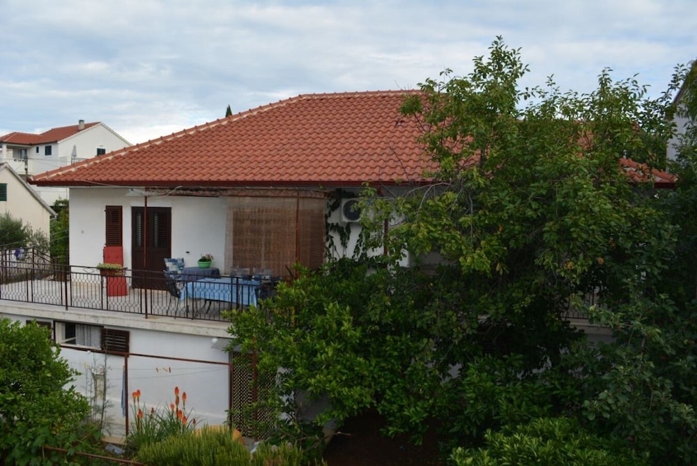 Lenka - Great Location & Free Parking - A1 view 4