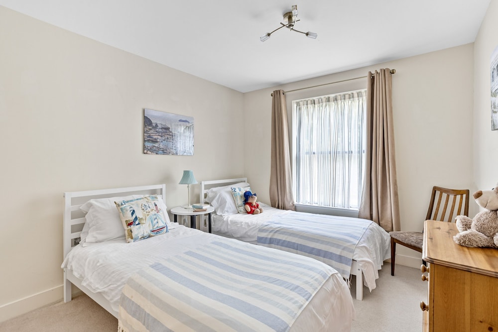 B6 Masts in Torquay With 3 Bedrooms and 2 Bathrooms