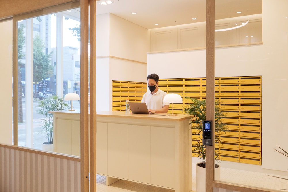 Lobby & Reception
