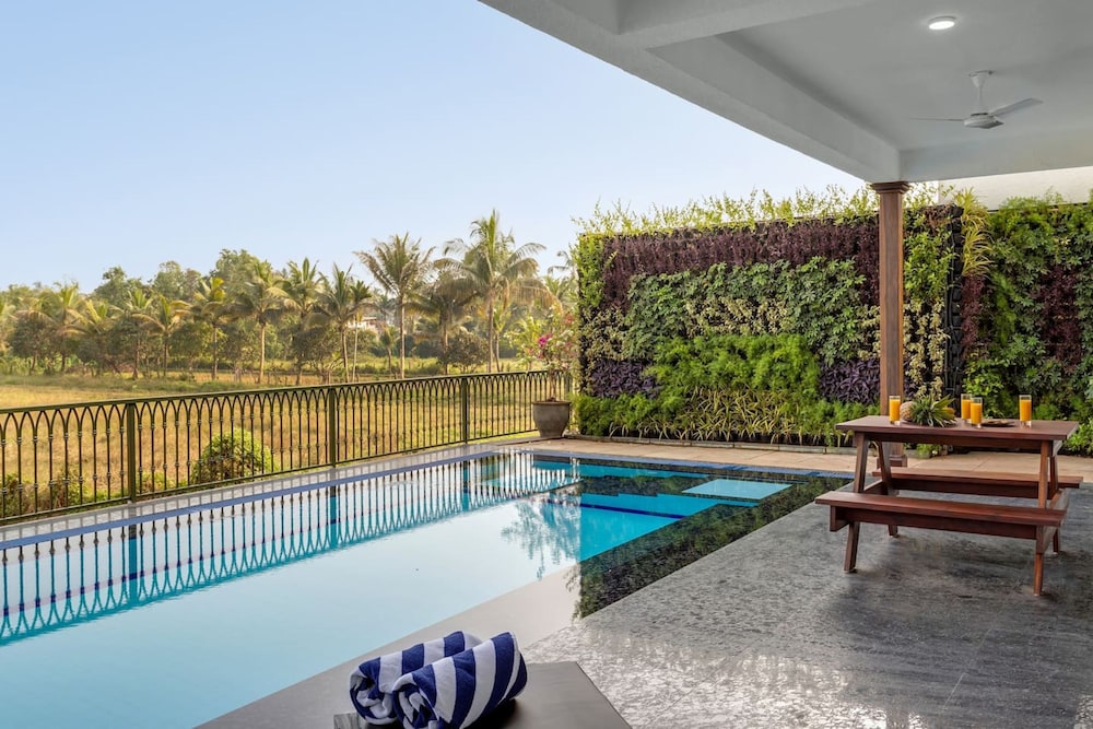 Field View Villa With Pool Perfect for Big Groups