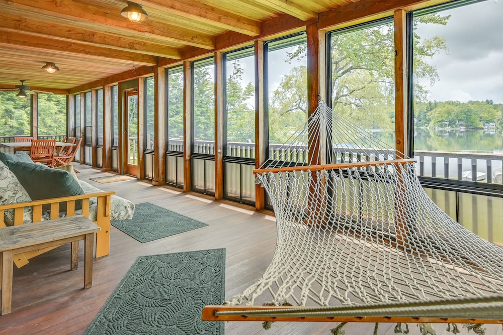 Lakefront Westhampton Cabin w/ Beach + Kayaks!
