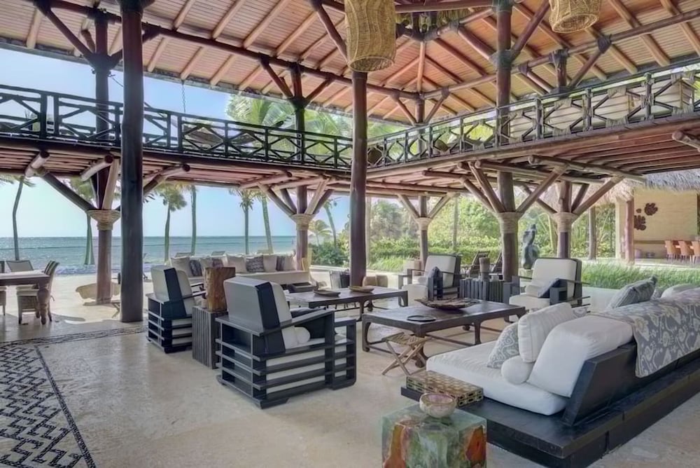 6 BR Beachfront Lush Oasis