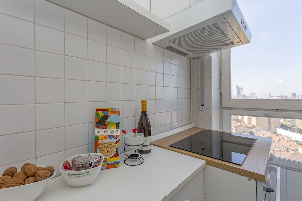 Skyline view Biancamano 1 bdr with balcony by Rentopolis