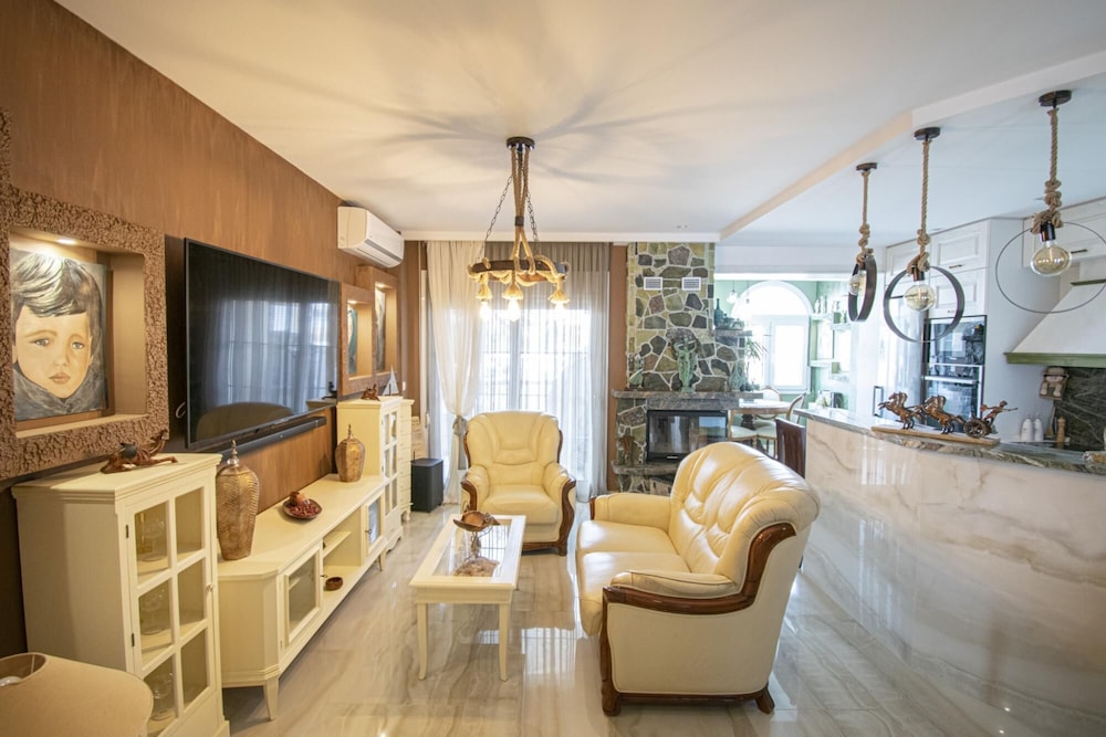 Villa Suzi No3 by Travel Pro Services photo 3