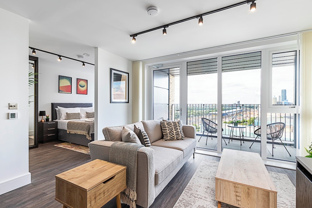 Sky-High Studio with Stunning Views